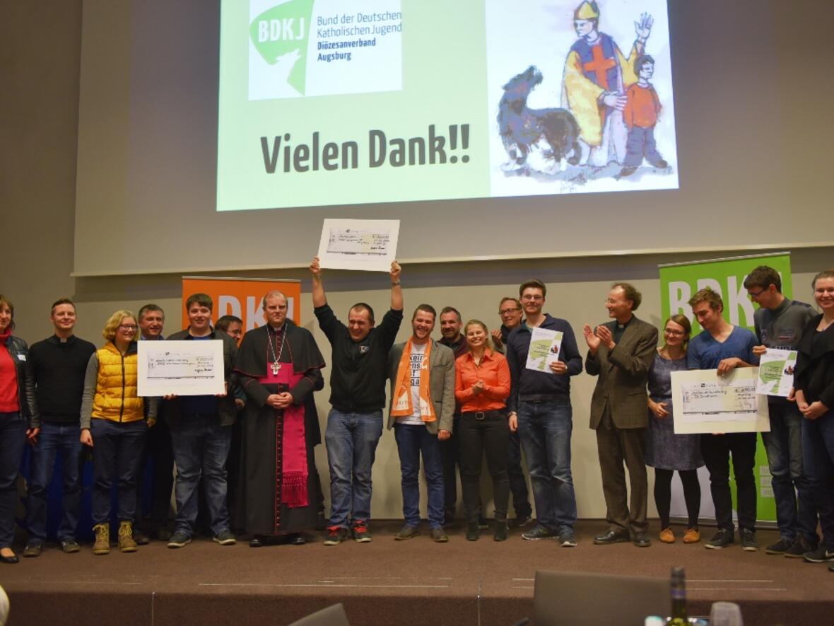 Die Gewinner des Bischof-Simpert-Preises 2015 und der beiden Sonderpreise feiern zusammen mit der Jury ihren Sieg. (Foto: Romana Kröling / pba)