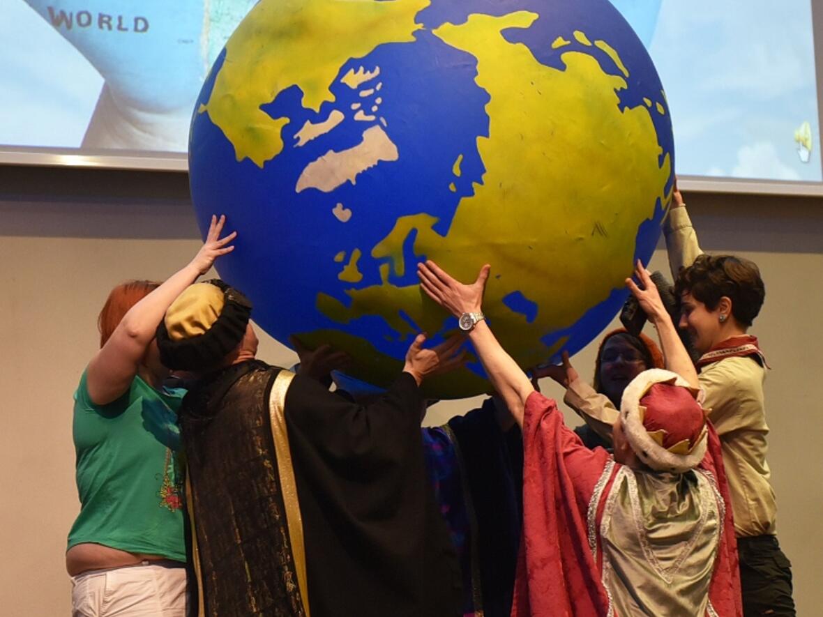 Mit einem Anspiel verdeutlichen die Organisatoren der Jugendwerkwoche, dass alle Menschen Verantwortung für die Welt tragen. (Foto: Romana Kröling / pba)