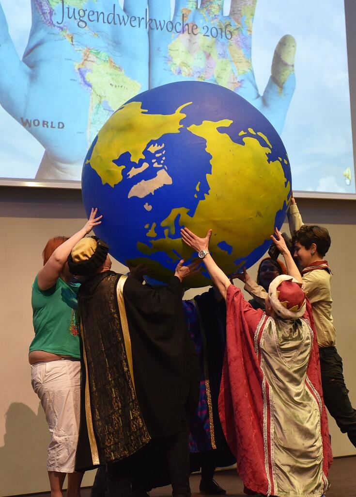 Mit einem Anspiel verdeutlichen die Organisatoren der Jugendwerkwoche, dass alle Menschen Verantwortung für die Welt tragen. (Foto: Romana Kröling / pba)