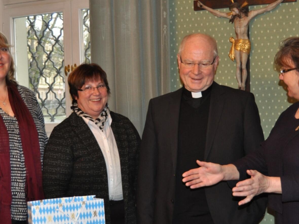 Die Diözesanvorsitzenden des KDFB in der Diözese Augsburg zu Besuch bei Bischof Konrad. (Foto: KDFB Augsburg)