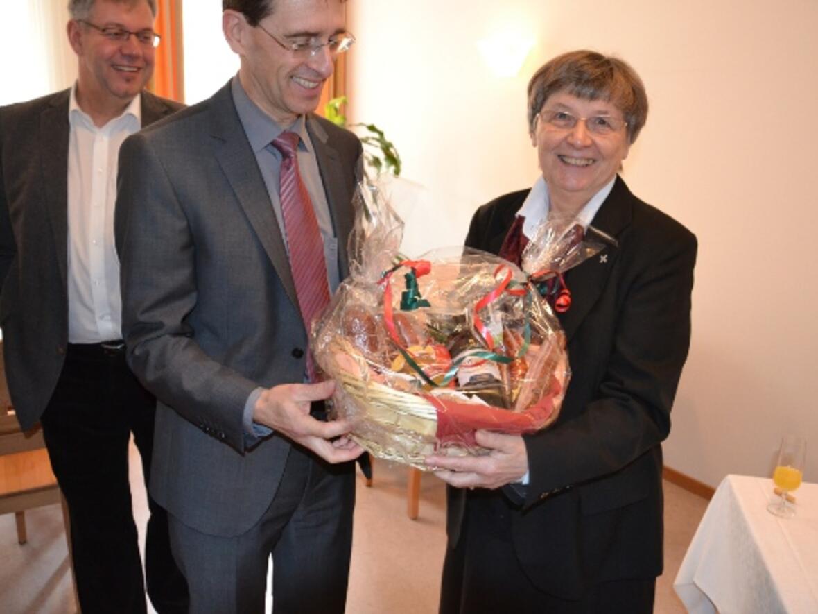 Auf gute nachbarschaftliche Beziehungen freut sich Oberin Sr. Mechtild Meckl CJ (rechts). Der Geschenkkorb von Geschäftsführer Robert Freiberger (Mitte) ist ein schönes Startsignal, dahinter der stellvertretende Geschäftsführer der Stiftung, Roman Schiele. (Foto: Congregatio Jesu/rif)