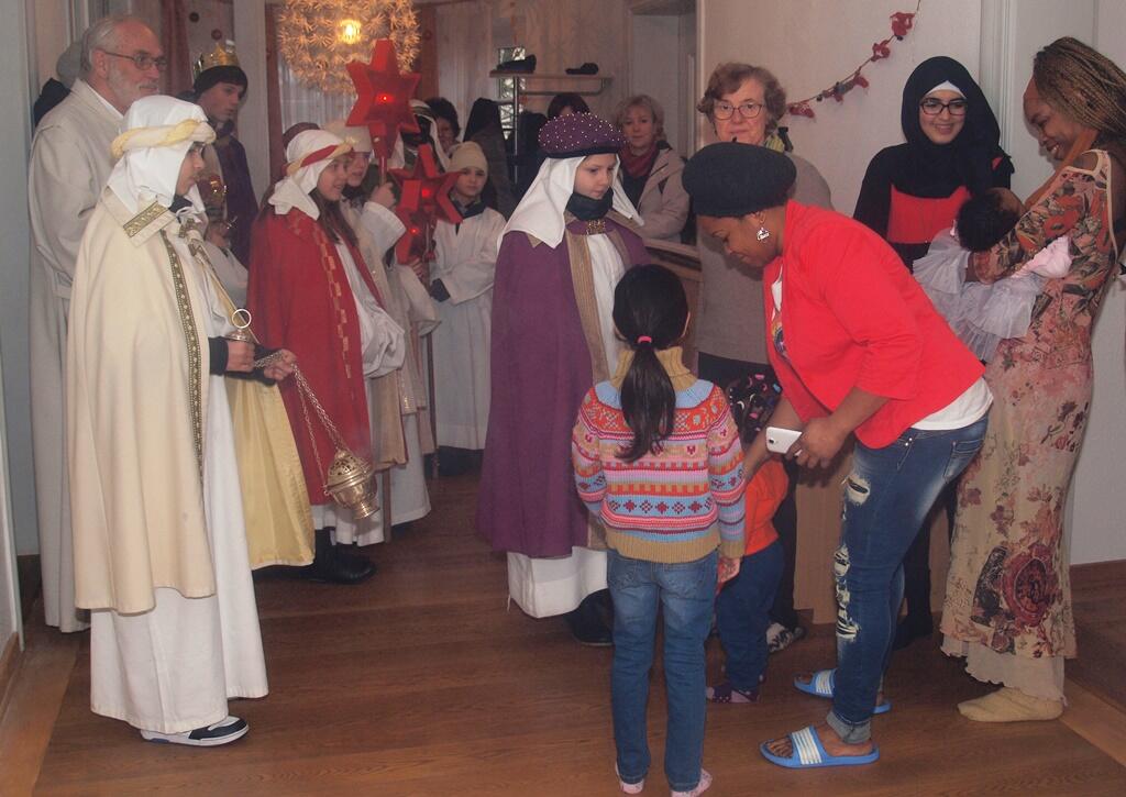 Ein guter Start in 2016 und in ein neues Leben: Pfarrer Mair kommt mit den Sternsingern ins SOLWODI Haus der Hoffnung für besonders schutzbedürftige Flüchtlingsfrauen und segnet die Räume. (Foto: SOLWODI Augsburg/Daniela Lutz)