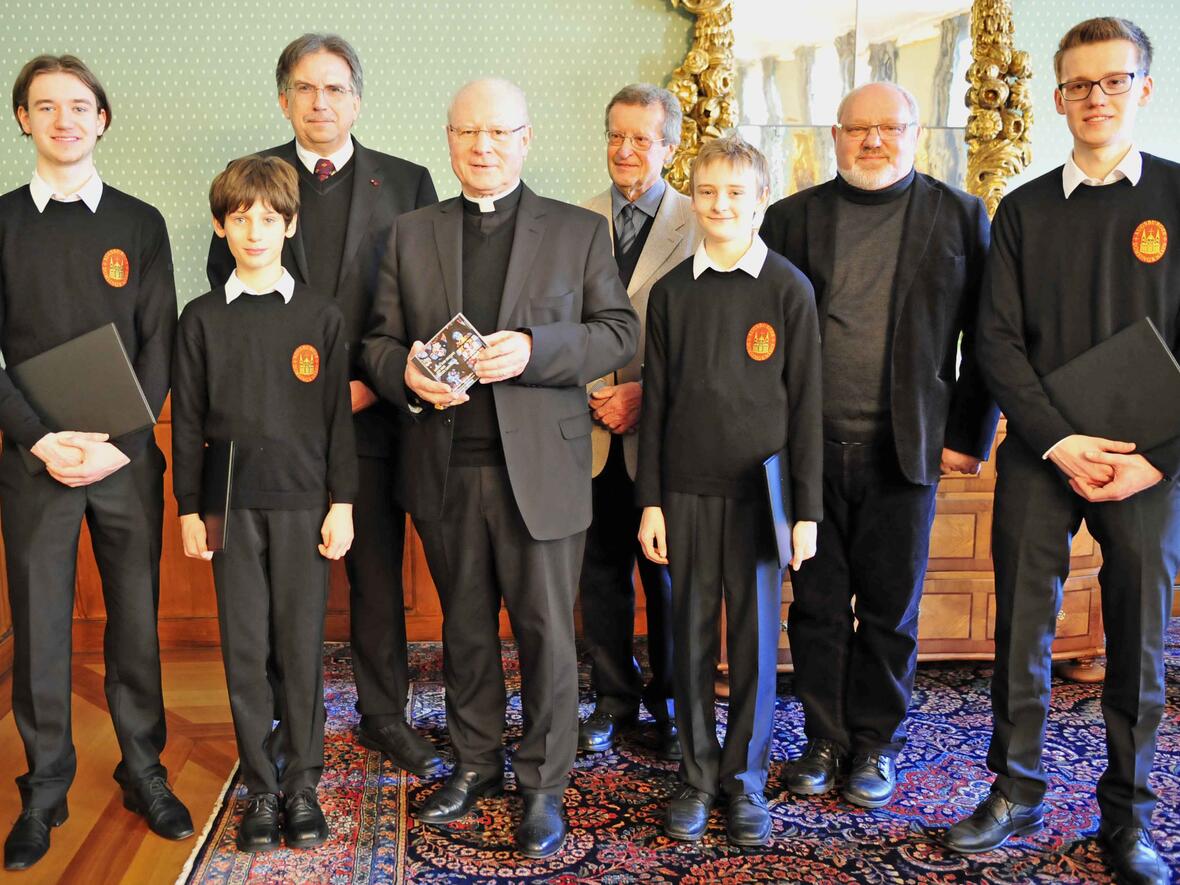 BU: Bei der Überreichung der CD (v.l.): Julian Hohbauer (Tenor), Julian Romanowsky (Alt), Domkapellmeister Reinhard Kammler, Bischof Dr. Konrad Zdarsa, Klaus Winkler (Tonmeister), Benedikt Hillringhaus (Sopran), Josef Paul (Kulturmanager), Hamid Bauhofer (Baß). (Fotos: pba/Nicolas Schnall)