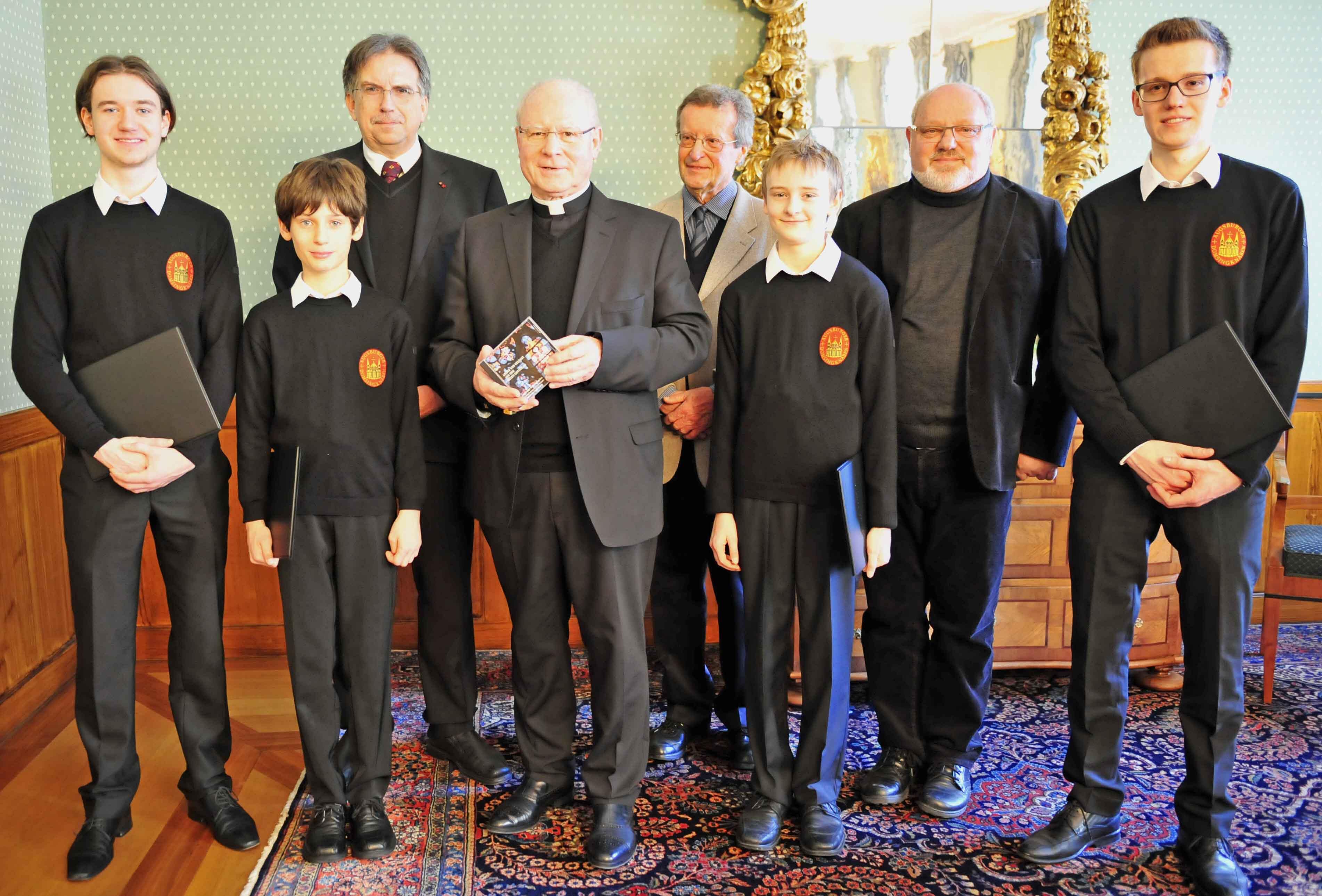 BU: Bei der Überreichung der CD (v.l.): Julian Hohbauer (Tenor), Julian Romanowsky (Alt), Domkapellmeister Reinhard Kammler, Bischof Dr. Konrad Zdarsa, Klaus Winkler (Tonmeister), Benedikt Hillringhaus (Sopran), Josef Paul (Kulturmanager), Hamid Bauhofer (Baß). (Fotos: pba/Nicolas Schnall)