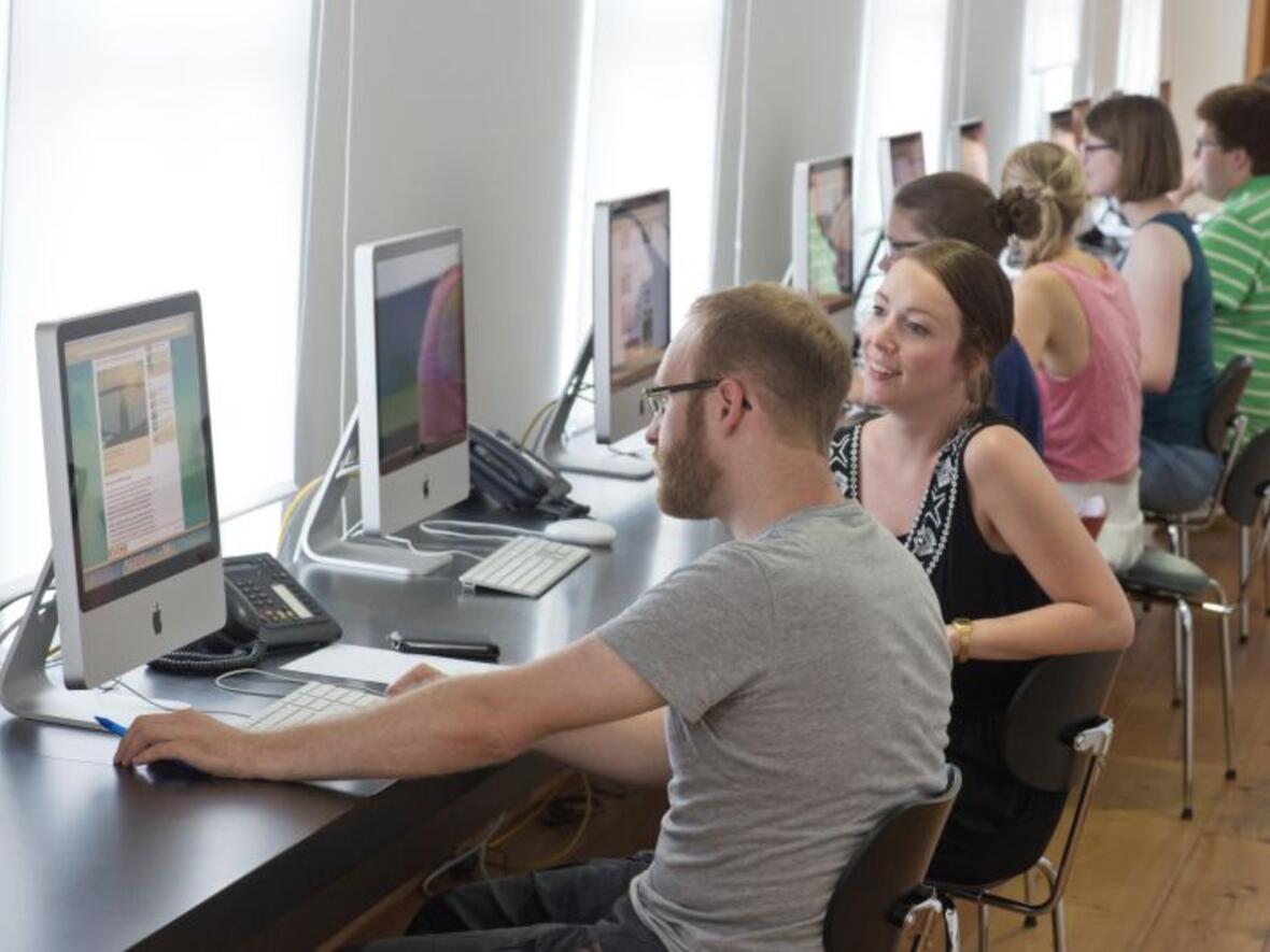 Eine gute Recherche gehört zum täglichen Geschäft eines angehenden Journalisten - hier am Recherchedesk im Institut in München. (Foto: ifp)