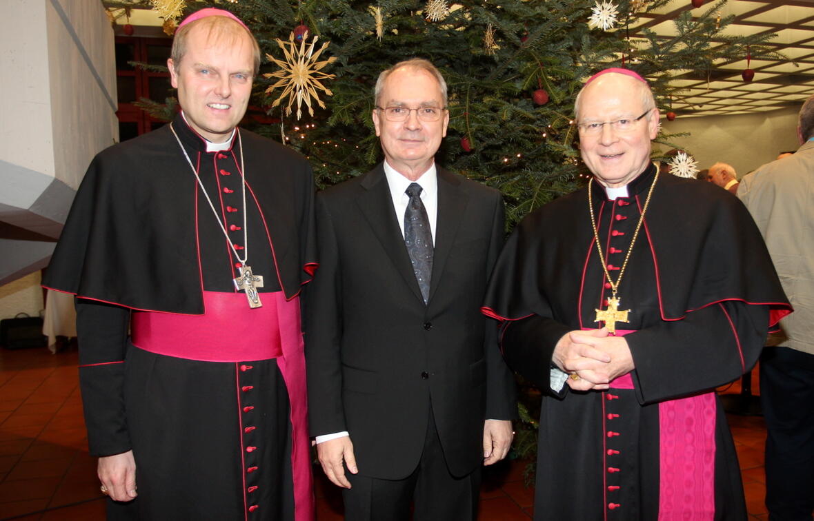 Direktor Ulrich Haaf mit Weihbischof Wörner und Bischof Dr. Konrad Zdarsa. (Fotos: Annette Zoepf/pba)