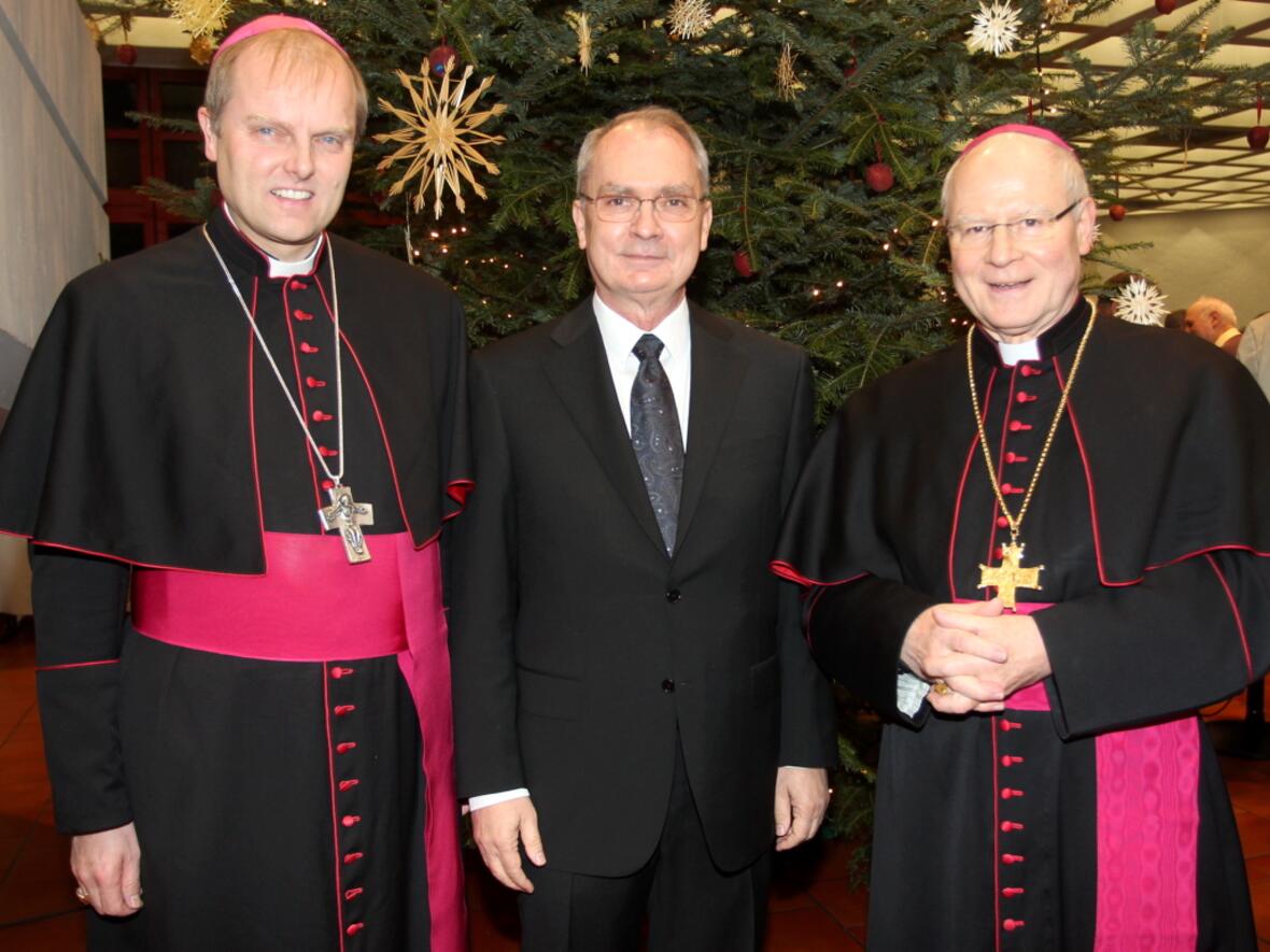 Direktor Ulrich Haaf mit Weihbischof Wörner und Bischof Dr. Konrad Zdarsa. (Fotos: Annette Zoepf/pba)