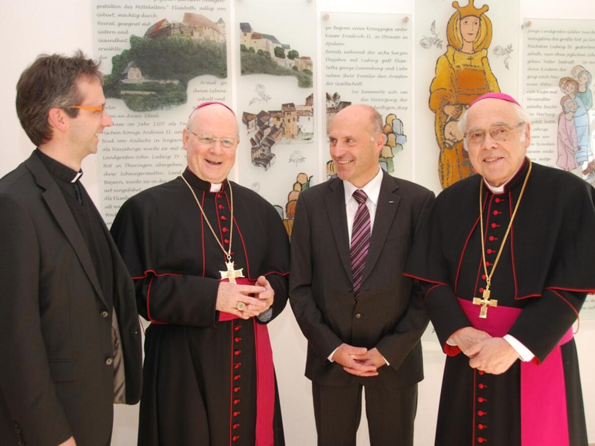 Gruppenbild mit (v.l.) Domkapitular Armin Zürn, Bischof Dr. Konrad Zdarsa, KJF-Direktor Markus Mayer und Weihbischof Josef Grünwald. (Fotos: KJF/Karg)