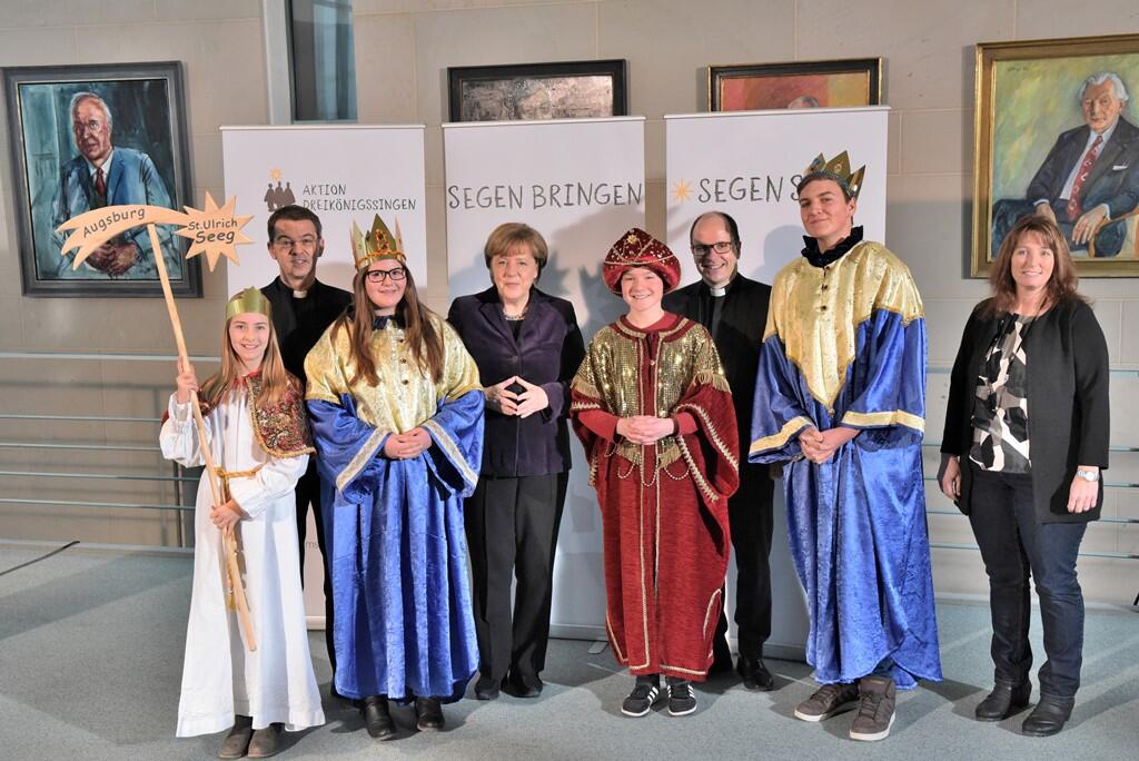 Die Sternsinger Lisa-Marie Köpf (15), Johannes Kugler (16), Patrick Angerer (15) und Julia Steger (12) sowie Begleiterin Marita Steger aus der Gemeinde St. Ulrich in Seeg vertraten das Bistum Augsburg beim Sternsinger-Empfang von Bundeskanzlerin Angela Merkel. Zum Gruppenfoto mit der Kanzlerin stellten sie sich gemeinsam mit Prälat Dr. Klaus Krämer, Präsident des Kindermissionswerks „Die Sternsinger“, und Pfarrer Dirk Bingener, Bundespräses des BDKJ, im Bundeskanzleramt auf. Foto: Ralf Adloff