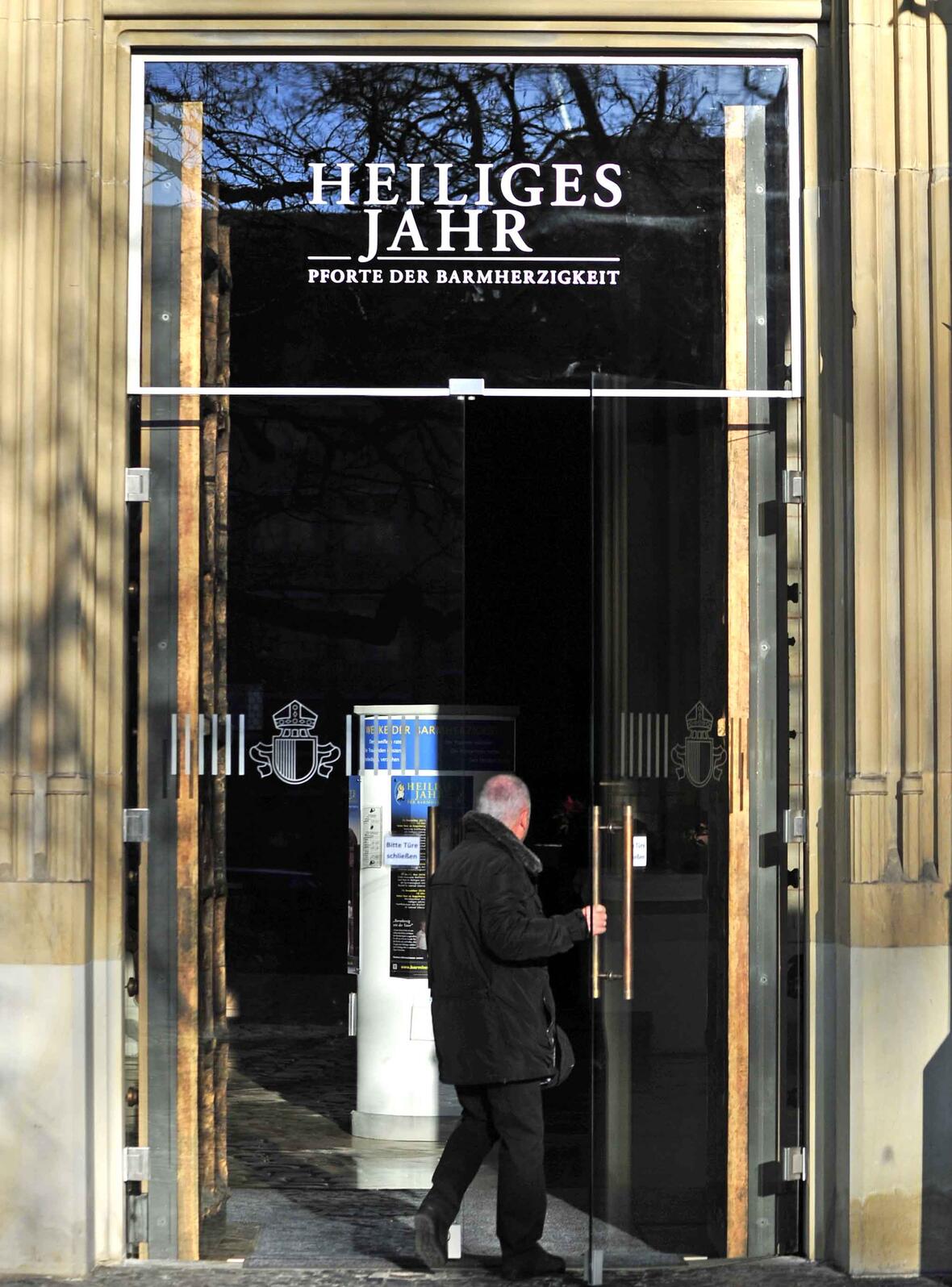 Mit der Öffnung der Heiligen Pforte hat Bischof Konrad vor einigen Wochen das Jahr der Barmherzigkeit für das Bistum eröffnet. Die geöffnete Pforte lädt dazu ein, den Weg der Besinnung und Umkehr zu beschreiten und das Sakrament der Buße und der Versöhnung neu zu entdecken, wozu der Bischof heute ermutigte. (Foto: pba/Nicolas Schnall)