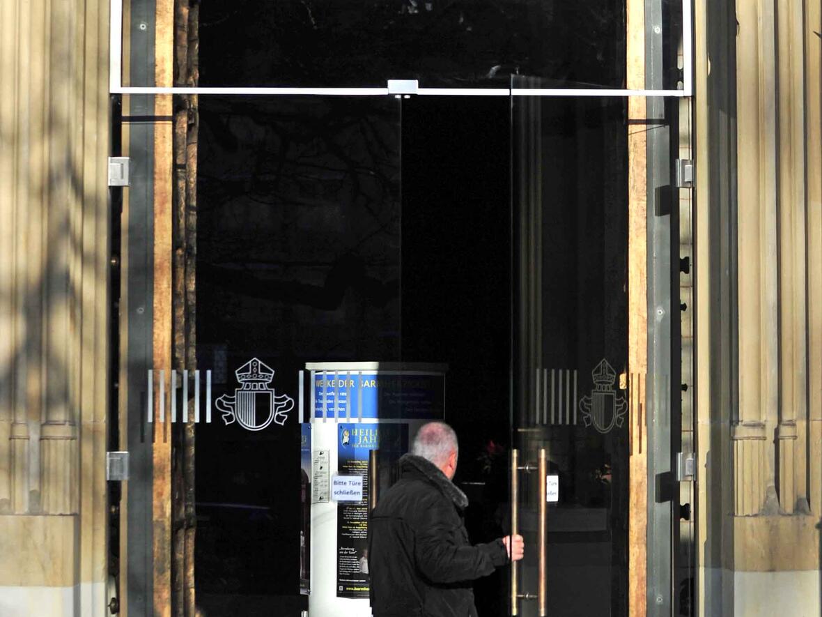 Mit der Öffnung der Heiligen Pforte hat Bischof Konrad vor einigen Wochen das Jahr der Barmherzigkeit für das Bistum eröffnet. Die geöffnete Pforte lädt dazu ein, den Weg der Besinnung und Umkehr zu beschreiten und das Sakrament der Buße und der Versöhnung neu zu entdecken, wozu der Bischof heute ermutigte. (Foto: pba/Nicolas Schnall)