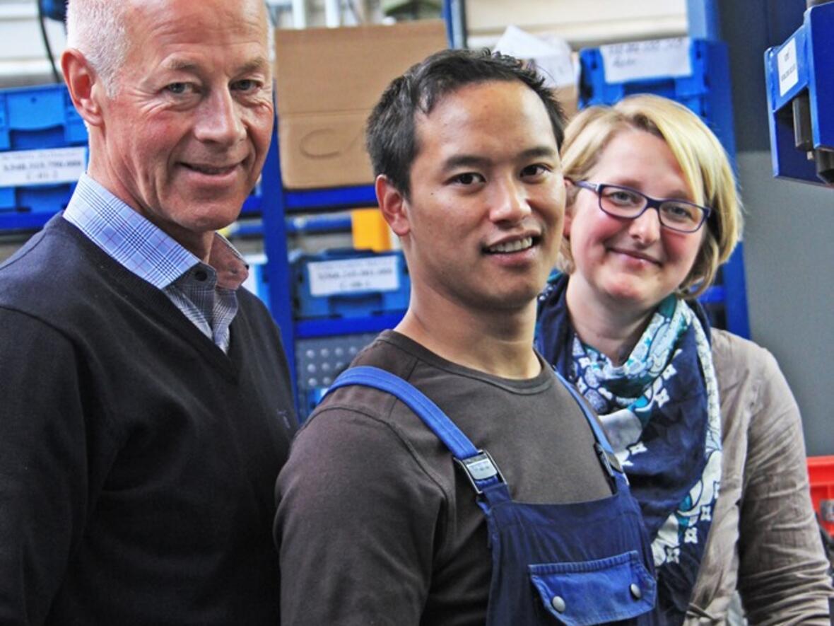 Zufrieden über den Erfolg: Geovanie in seiner heutigen Arbeitsstelle (Foto KJF / Lorenz-Munkler).