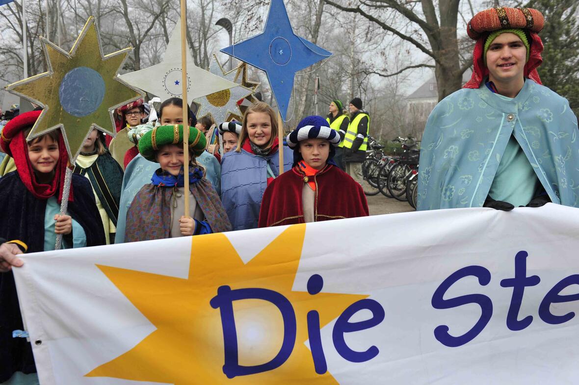 In ihren Königsgewänder zogen die Kinder durch die Straßen Friedbergs. Foto: Maria Steber / pba.