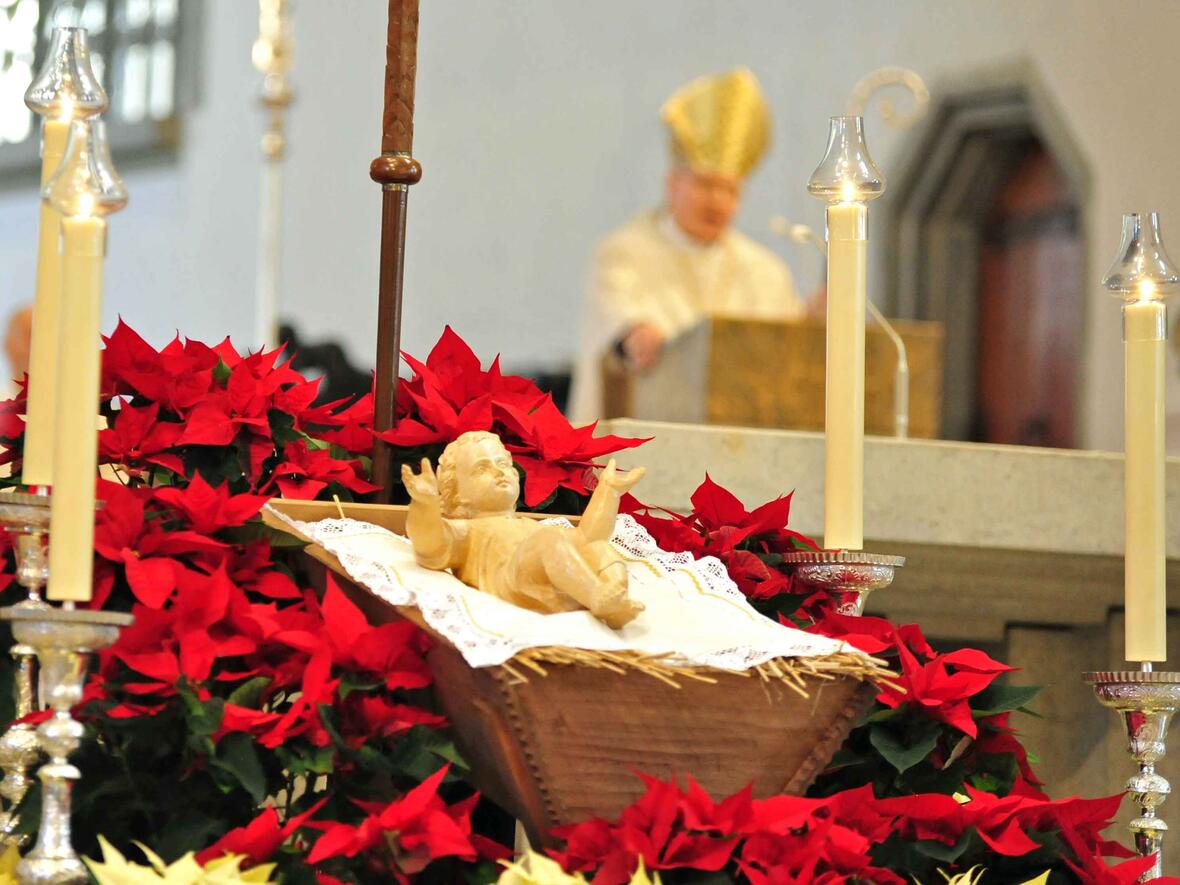 „Das Wort ist Fleisch geworden und hat unter uns gewohnt“: Bischof Konrad hat in seiner Weihnachtspredigt den Prolog des Johannesevangeliums gedeutet. (Foto: Nicolas Schnall/pba)