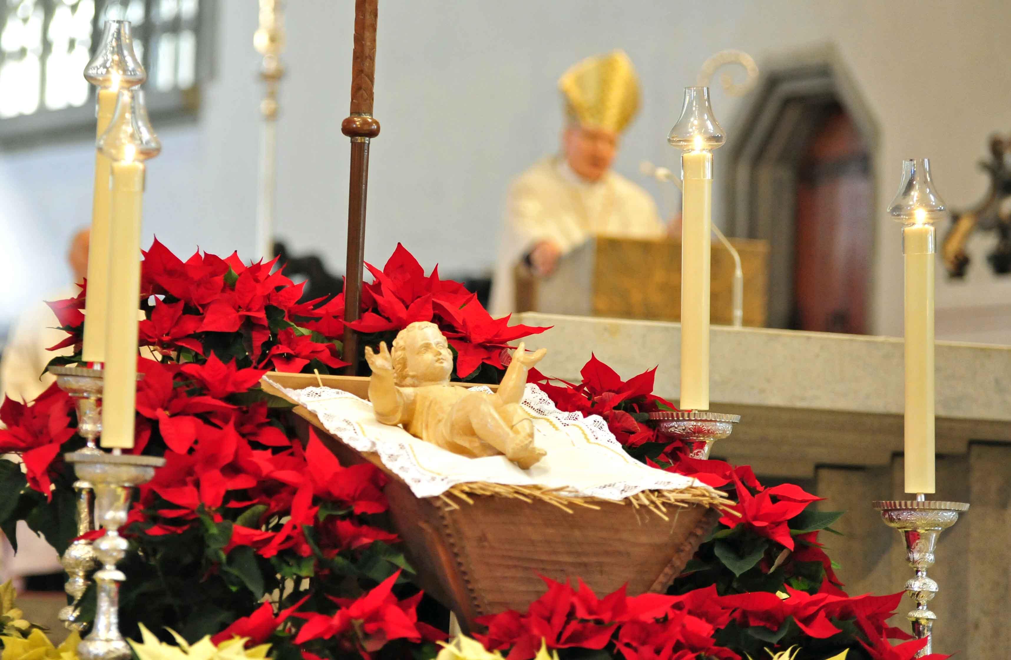 „Das Wort ist Fleisch geworden und hat unter uns gewohnt“: Bischof Konrad hat in seiner Weihnachtspredigt den Prolog des Johannesevangeliums gedeutet. (Foto: Nicolas Schnall/pba)