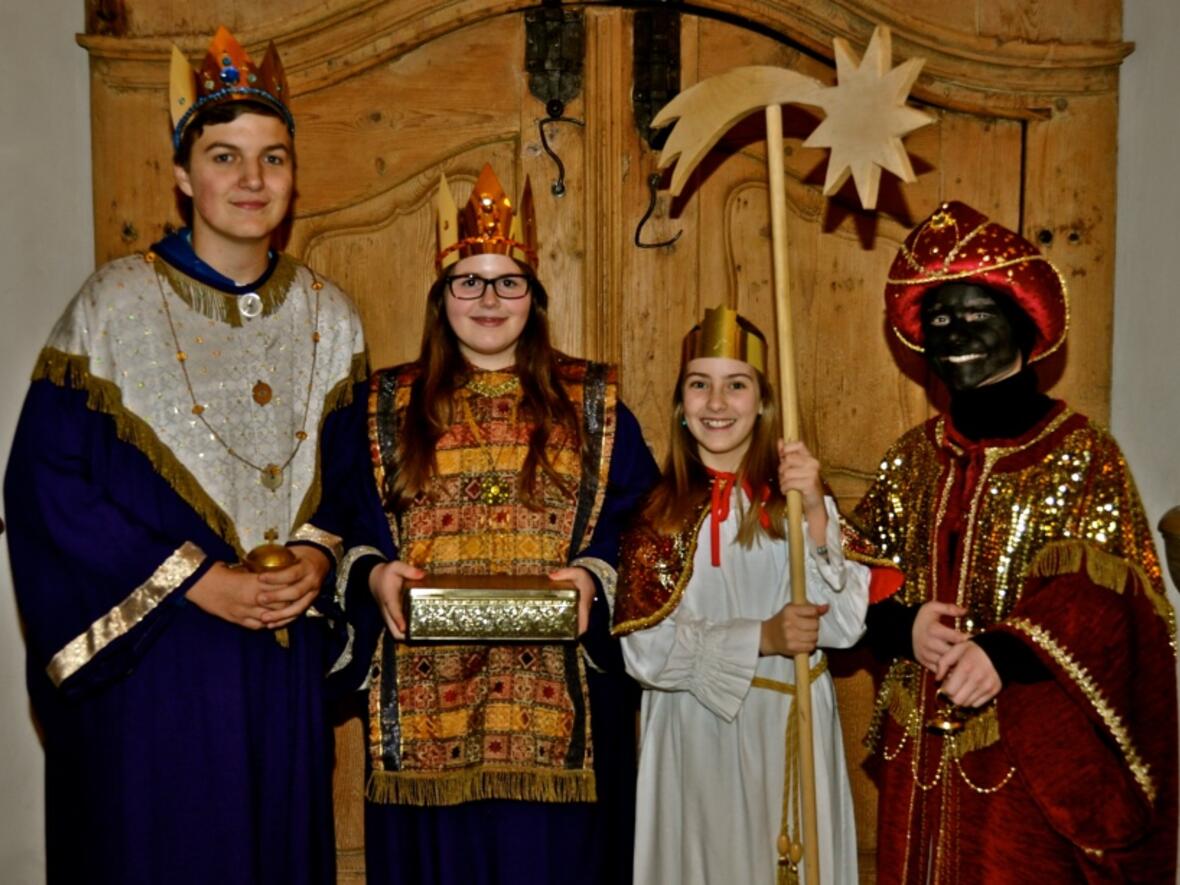 Die Sternsingergruppe aus Seeg. Sie bringen den Segen zur Bundeskanzlerin. Foto: Erika Poppler.