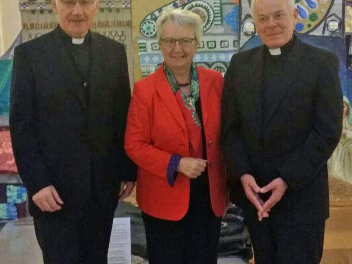 (v.l.) Prälat Dr. Eugen Kleindienst, Botschafterin Annette Schavan, Weihbischof Dr. Dr. Anton Losinger. (Foto: privat)