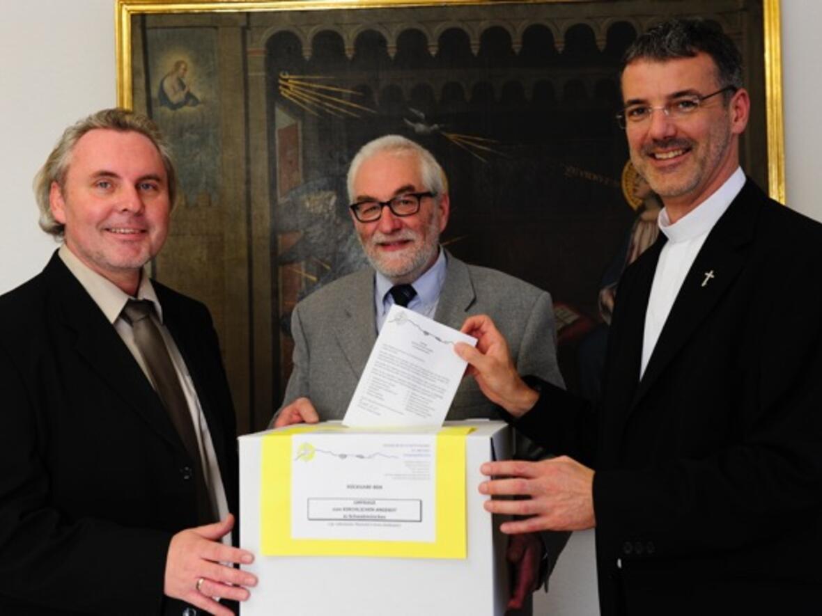 Ein Fragebogen soll Antwort geben. Die Verantwortlichen: Dr. Markus Hilpert, Dr. Ulrich Hörwick und Pfarrer Christoph Leutgäb. (Foto: Maria Steber/pba)