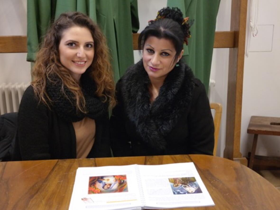 Sie helfen mit, dass Integration gelingt: Miryana Abbo (links) und Mariam Esho. (Foto: Karl-Georg Michel / pba)