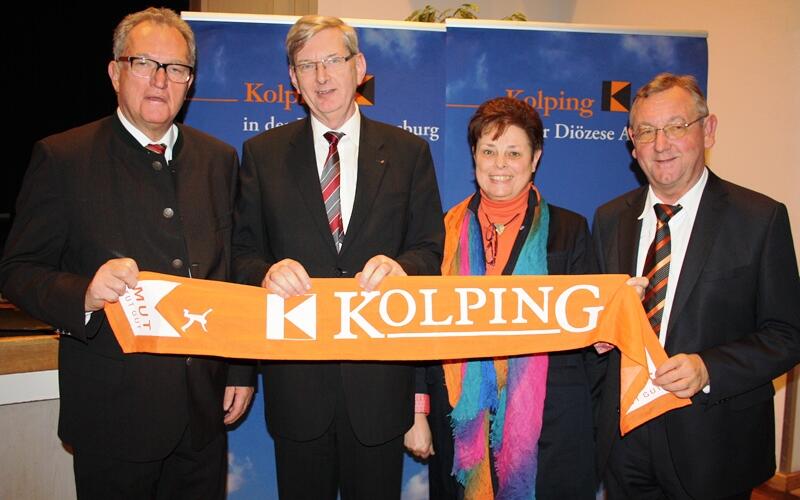 Gebhard Kaiser, Vorsitzender Kolping-Bildungswerk (links), Kolping-Diözesanpräses Alois Zeller (rechts) und Sonja Tomaschek, Vorsitzende Kolpingwerk (2. v. r.), danken dem Referenten Karl Schiewerling MdB für seinen Vortrag anlässlich des 150. Todestages von Adolph Kolping. (Foto: Kolpingwerk)