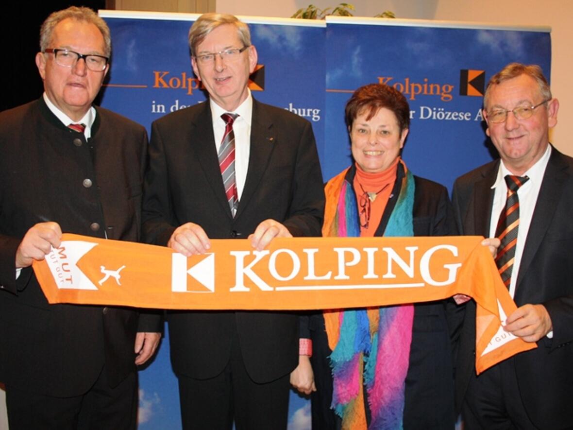 Gebhard Kaiser, Vorsitzender Kolping-Bildungswerk (links), Kolping-Diözesanpräses Alois Zeller (rechts) und Sonja Tomaschek, Vorsitzende Kolpingwerk (2. v. r.), danken dem Referenten Karl Schiewerling MdB für seinen Vortrag anlässlich des 150. Todestages von Adolph Kolping. (Foto: Kolpingwerk)