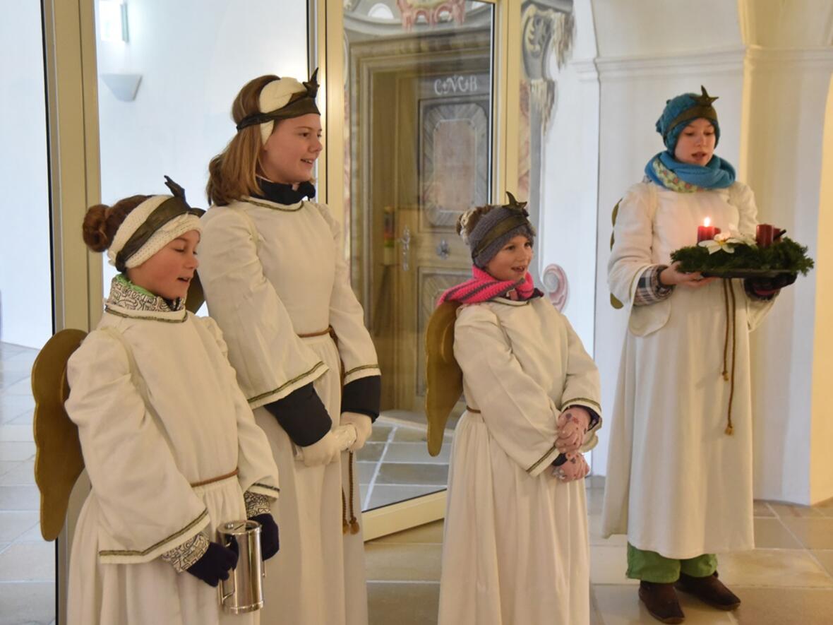 Erst wenn die Adventsengel an der Tür geklingelt haben, beginnt für die Roggenburger der Advent. (Foto: Romana Kröling / pba)