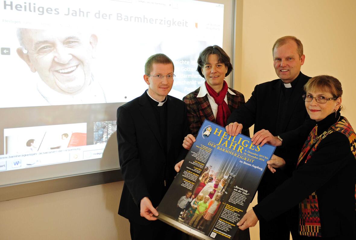 Präsentieren das Programm zum Heiligen Jahr im Bistum Augsburg: (v.l.) Domvikar Martin Riß, Dr. Veronika Ruf, Weihbischof Florian Wörner und Prof. Gerda Riedl. (Foto: pba/Nicolas Schnall)