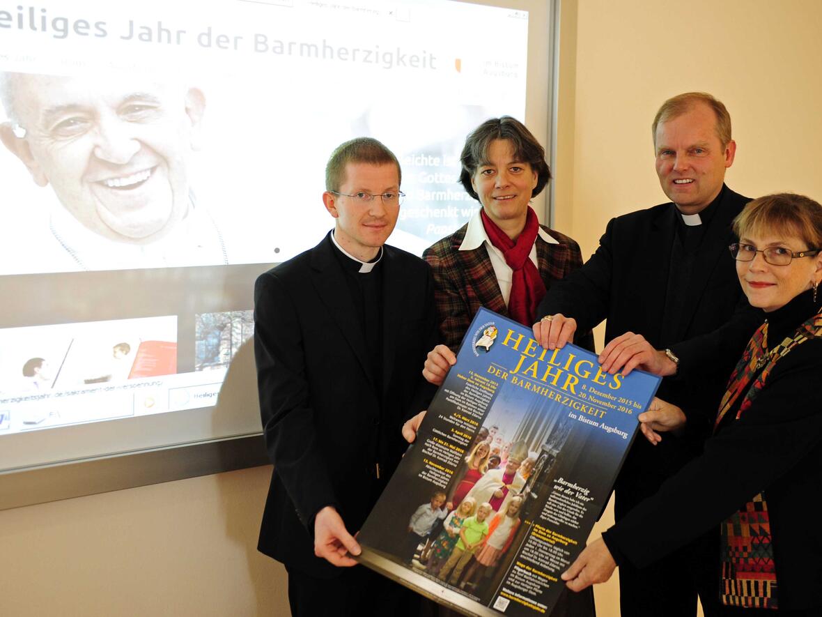 Präsentieren das Programm zum Heiligen Jahr im Bistum Augsburg: (v.l.) Domvikar Martin Riß, Dr. Veronika Ruf, Weihbischof Florian Wörner und Prof. Gerda Riedl. (Foto: pba/Nicolas Schnall)