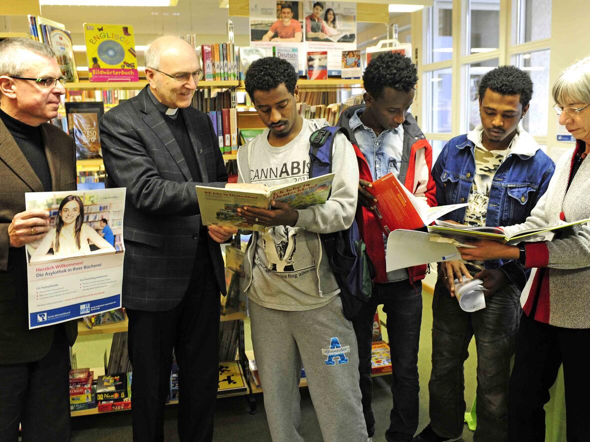 Vor der "Asylothek" in der Pfarrei Herz Jesu in Augsburg-Pfersee (v.l.): Diözesanbibliothekar Peter Hart, Pfarrer Msgr. Franz Götz, Michele, Ahforum und Kidus aus Eritrea sowie Margit Berger, die Leiterin der Bücherei. (Fotos: pba/Nicolas Schnall) 