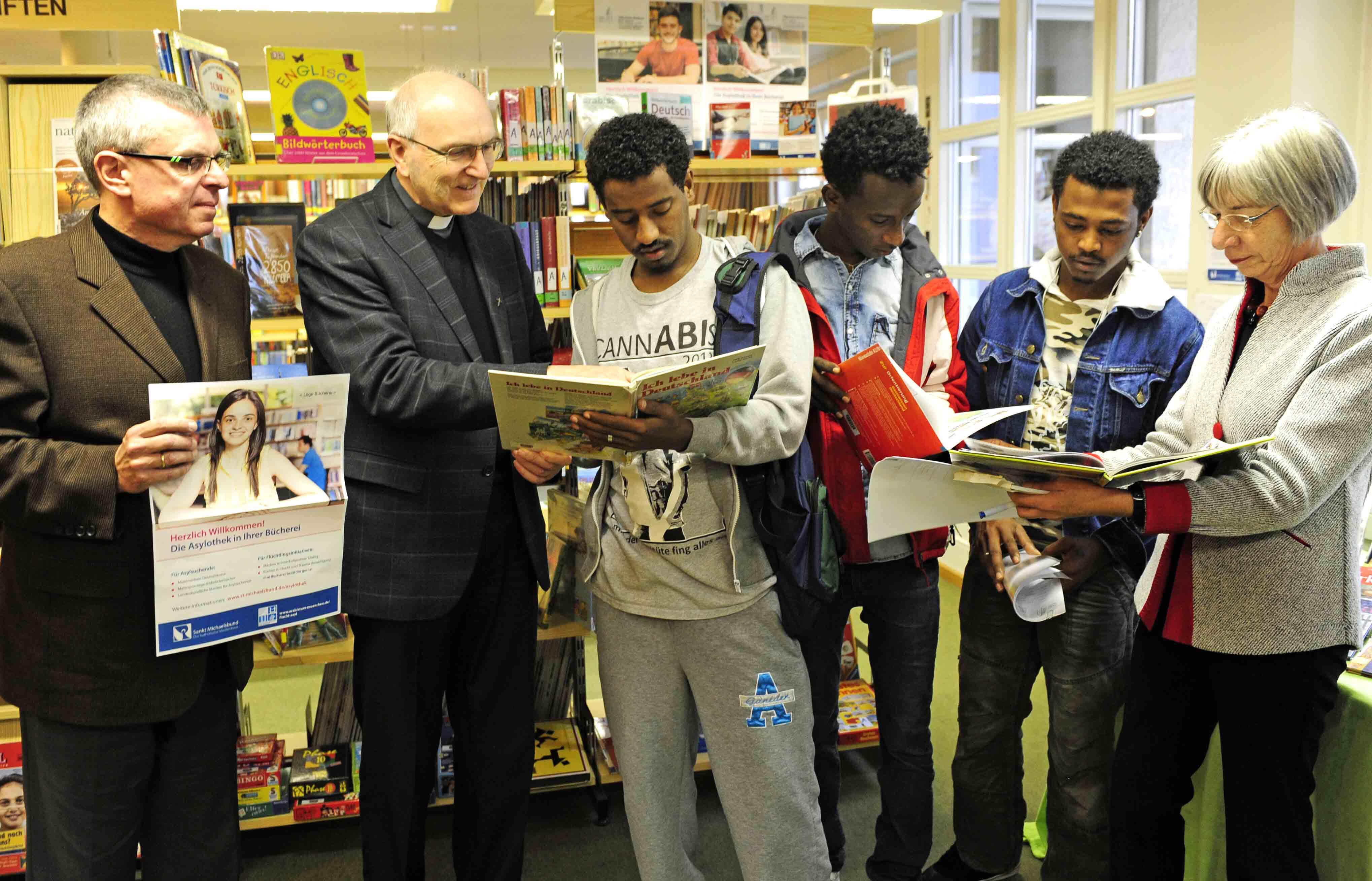 Vor der "Asylothek" in der Pfarrei Herz Jesu in Augsburg-Pfersee (v.l.): Diözesanbibliothekar Peter Hart, Pfarrer Msgr. Franz Götz, Michele, Ahforum und Kidus aus Eritrea sowie Margit Berger, die Leiterin der Bücherei. (Fotos: pba/Nicolas Schnall) 