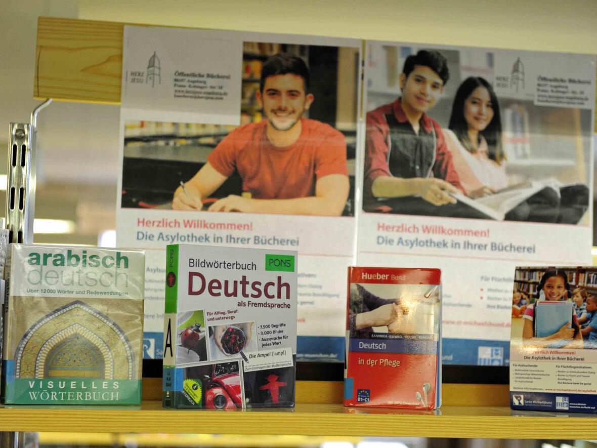 Multimediale Deutschkurse, mehrsprachige Bildwörterbücher, Literatur in der Muttersprache, Lexika und Spiele sowie CDs mit landeskundlichen Informationen über Deutschland sollen Asylsuchenden jeden Alters die Integration erleichtern.