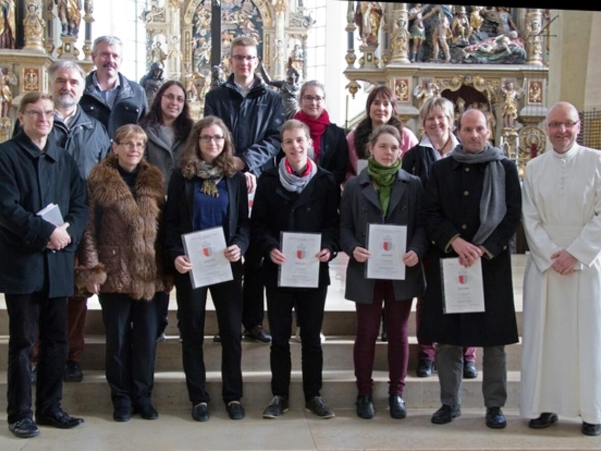 Die Absolventen und Dozenten mit Prof. Dr. Gerda Riedl und P. Stefan Kling nach der Zeugnisverleihung beim „Tag der Kirchenmusik“. (Foto: Amt für Kirchenmusik)