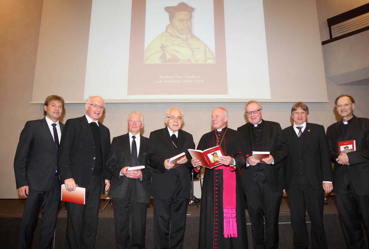 Freuten sich über das erste Exemplar der Festschrift: Dr. Walter Ansbacher, Prälat Dr. Eugen Kleindienst, Professor Dr. Manfred Weitlauff, Weihbischof Josef Grünwald, Weihbischof Dr. Dr. Anton Losinger, Bischofsvikar Karlheinz Knebel, Dr. Thomas Groll, Domkapitular Dr. Wolfgang Hacker (von links). (Foto: Annette Zoepf/pba)