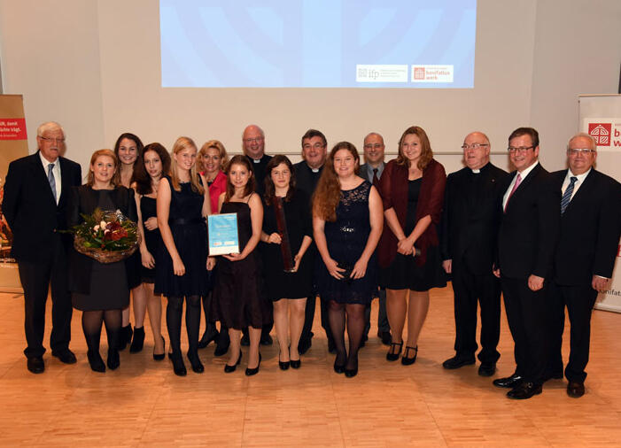 maedchengruppe-ladies-night-aus-murnau-nimmt-preis-entgegen1590470