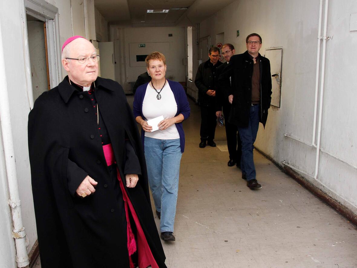 Das Entsetzen über die Zustände in der Calmbergstraße ist dem Gesicht des Bischofs abzulesen. Beim Rundgang durch die Gemeinschaftsunterkunft wird er begleitet von Susanne Thoma vom Ehrenamtlichen-Projekt "Voll dabei", Diözesan-Caritasdirektor Domkapitular Dr. Andreas Magg und dem Flüchtlingsbeauftragten der Diözese, Diakon Ralf Eger (r.). (Foto: Caritas/Bernhard Gattner)