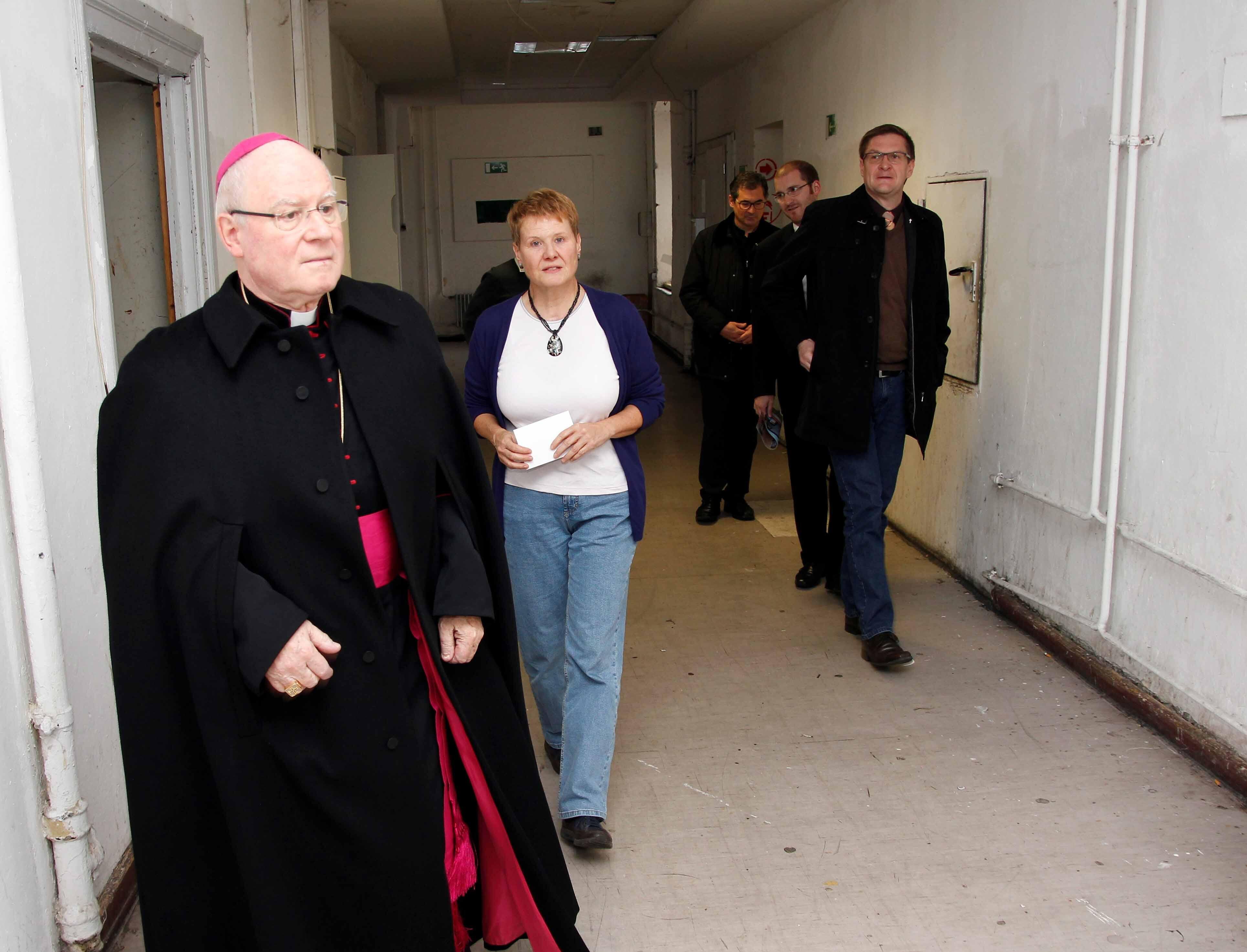 Das Entsetzen über die Zustände in der Calmbergstraße ist dem Gesicht des Bischofs abzulesen. Beim Rundgang durch die Gemeinschaftsunterkunft wird er begleitet von Susanne Thoma vom Ehrenamtlichen-Projekt "Voll dabei", Diözesan-Caritasdirektor Domkapitular Dr. Andreas Magg und dem Flüchtlingsbeauftragten der Diözese, Diakon Ralf Eger (r.). (Foto: Caritas/Bernhard Gattner)