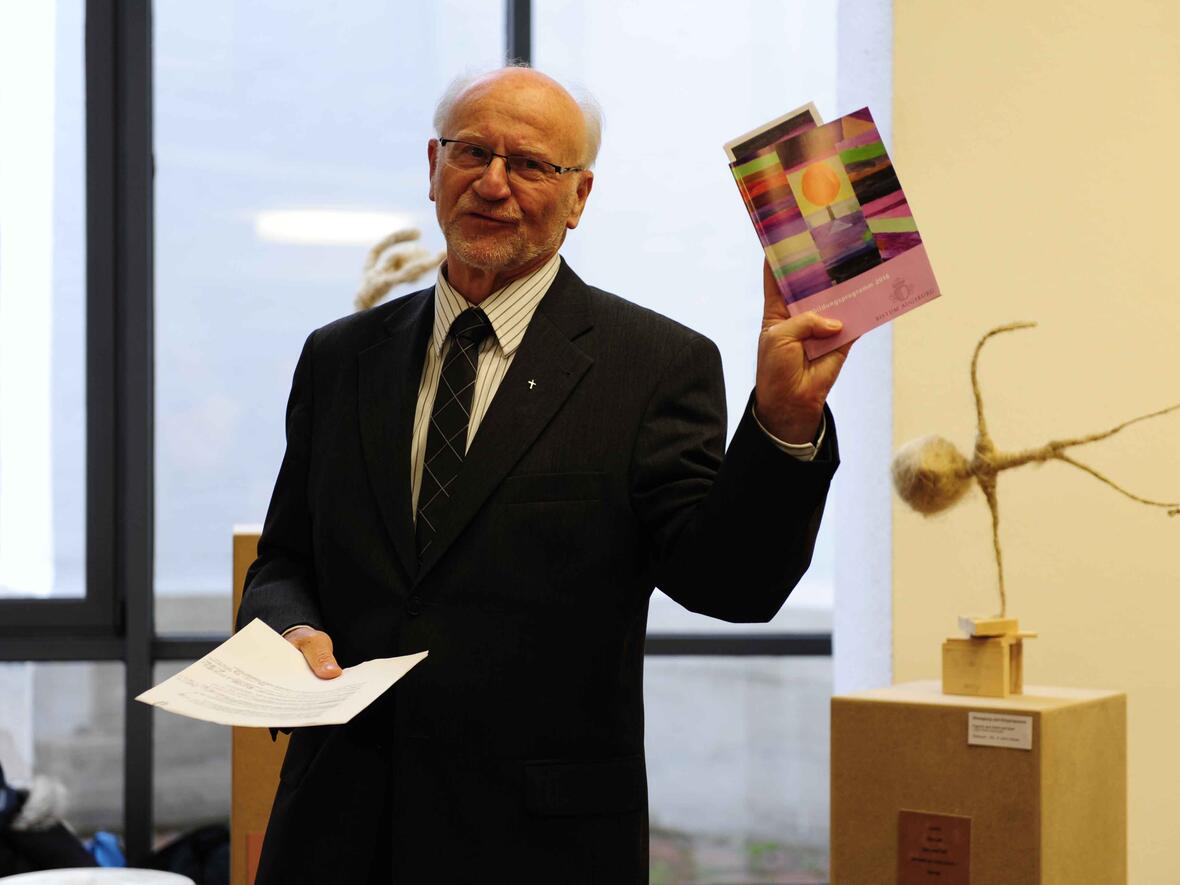 Prälat Peter C. Manz bedankte sich bei den Schülern für Ihre Bilder und Plastiken, die im neuen Fortbildungsheft zu sehen sind. (Fotos: Maria Steber/pba).