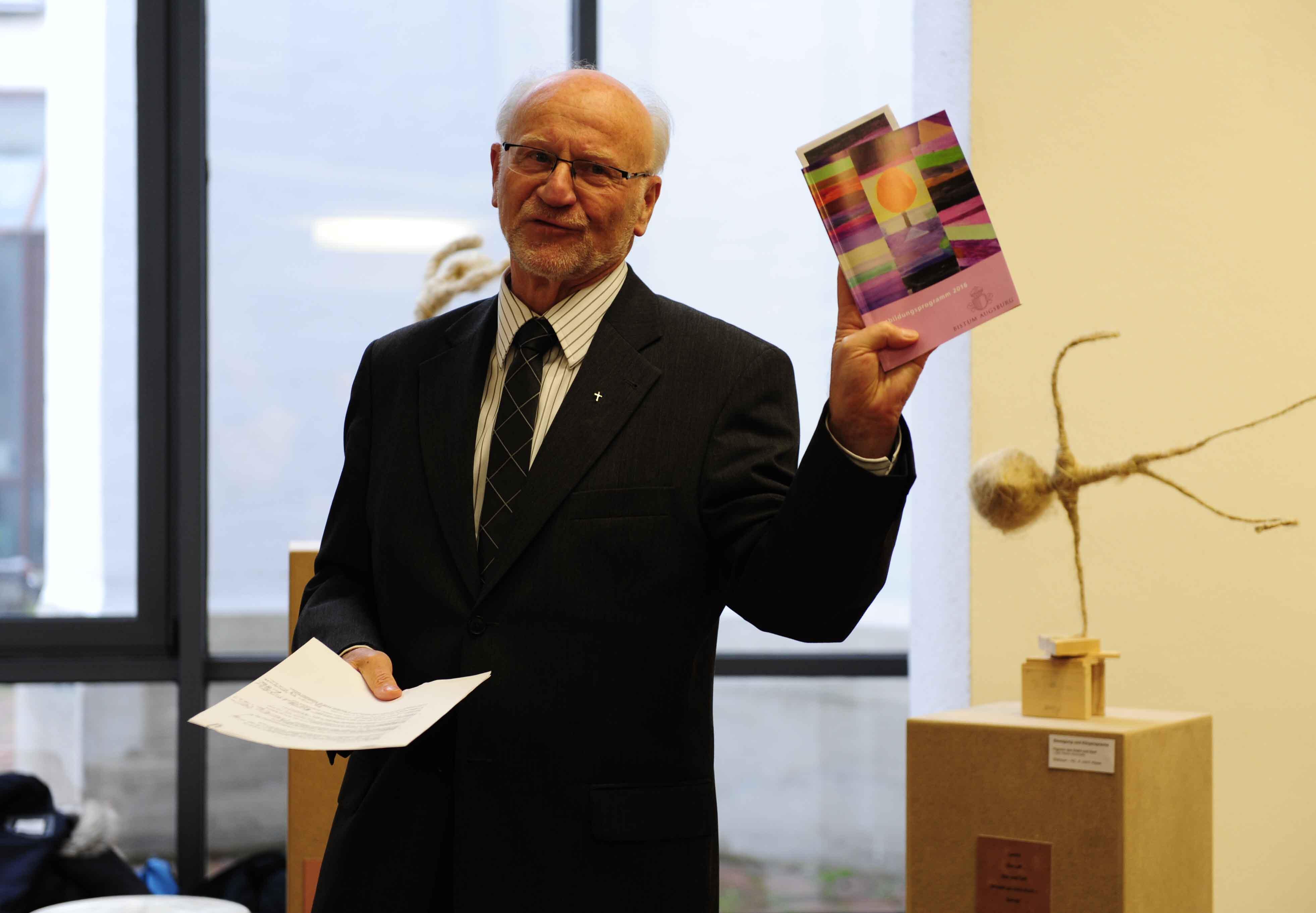Prälat Peter C. Manz bedankte sich bei den Schülern für Ihre Bilder und Plastiken, die im neuen Fortbildungsheft zu sehen sind. (Fotos: Maria Steber/pba).