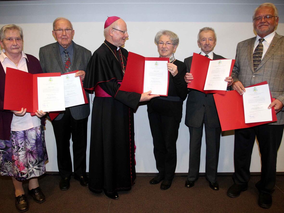 Fünf Beispiele für das vielfältige ehrenamtliche Engagement im Bistum Augsburg: Maria Gröger, Anton Miller, Anneliese Kraatz, Rudolf Roth und Dr. Michael Ulrich (von links) wurden von Bischof Konrad mit der Ulrichsmedaille ausgezeichnet. (Foto: Annette Zoepf/pba)