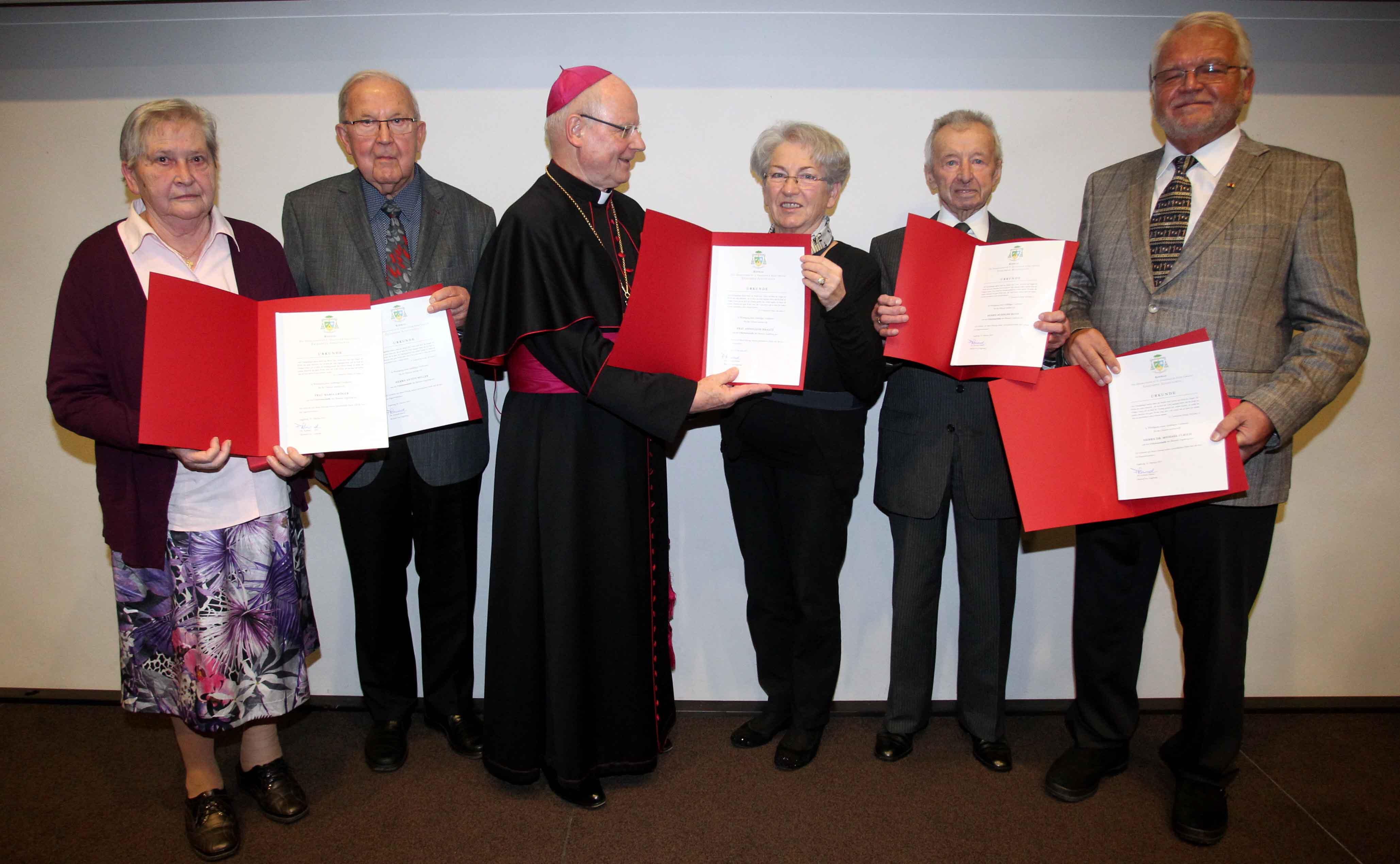 Fünf Beispiele für das vielfältige ehrenamtliche Engagement im Bistum Augsburg: Maria Gröger, Anton Miller, Anneliese Kraatz, Rudolf Roth und Dr. Michael Ulrich (von links) wurden von Bischof Konrad mit der Ulrichsmedaille ausgezeichnet. (Foto: Annette Zoepf/pba)