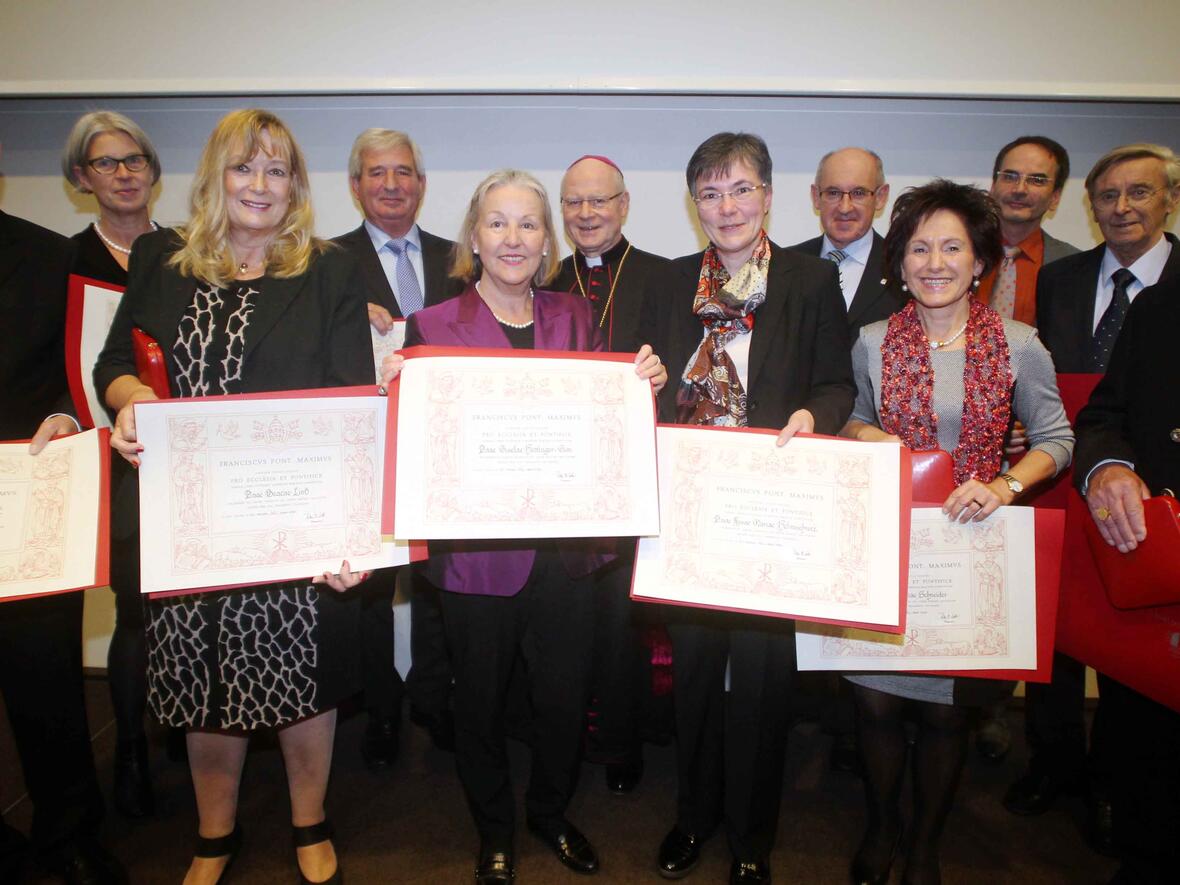 Ausgezeichnet mit dem päpstlichen Ehrenkreuz "Pro Ecclesia et Pontifice" (v.l.n.r.): Hermann Finkl, Gudrun Schubert, Beate Linß, Franz Kugler, Gisela Hettinger-Gion, Bischof Konrad Zdarsa, Rosemarie Helmschrott, Josef Kleindienst, Maria Schneider, Robert Mayer, Dr. Theodor Körner, Erwin Filser. Auf dem Bild fehlt Hubert Lepperdinger, der die Ehrung noch im Laufe des Jahres in Empfang nehmen wird. (Foto: Annette Zoepf/pba)
