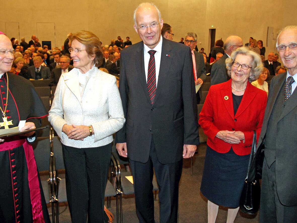 frueherer-bundesverfassungsrichter-macht-sich-fuer-freiheitsrechte-und-familien-stark1583449