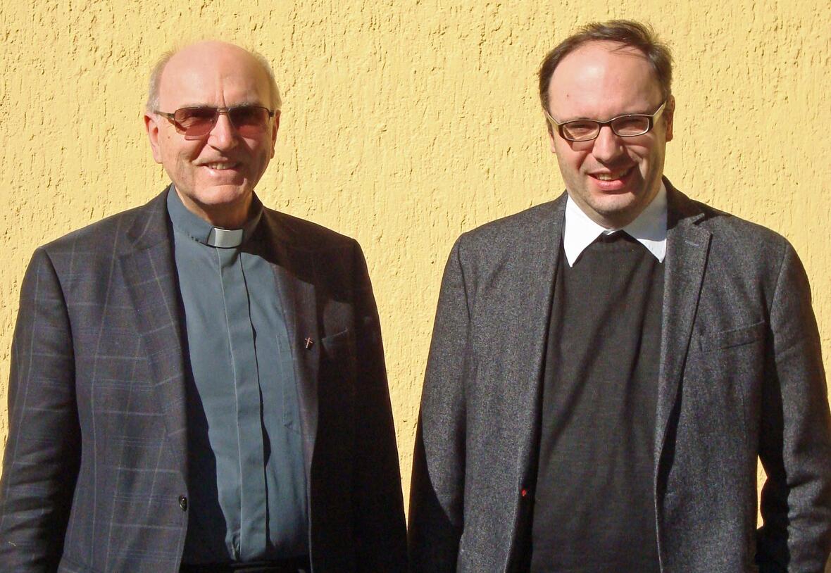 Der stellvertretende Vorsitzende Pfarrer Msgr. Franz Götz (links) und der neue Vorsitzende Pfarrer Dr. Markus Schrom. (Foto: Priester- und Diakonenverein Augsburg) 
