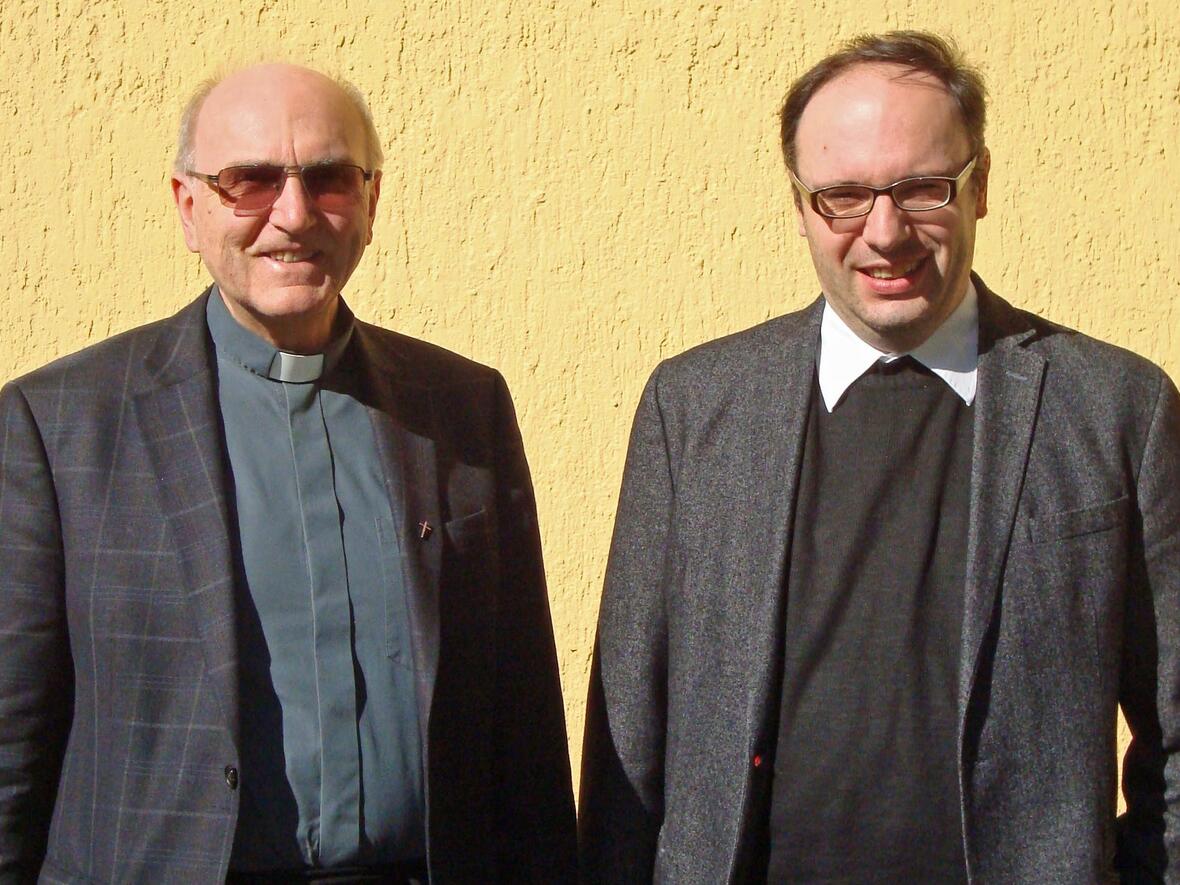 Der stellvertretende Vorsitzende Pfarrer Msgr. Franz Götz (links) und der neue Vorsitzende Pfarrer Dr. Markus Schrom. (Foto: Priester- und Diakonenverein Augsburg) 
