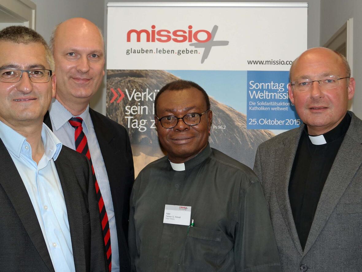 Anton Stegmair, Dr. Christoph Goldt, Father Firmati Tarimo aus Tansania, Pfarrer Dr. Ulrich Lindl (v. links). Foto: Romana Kröling / pba