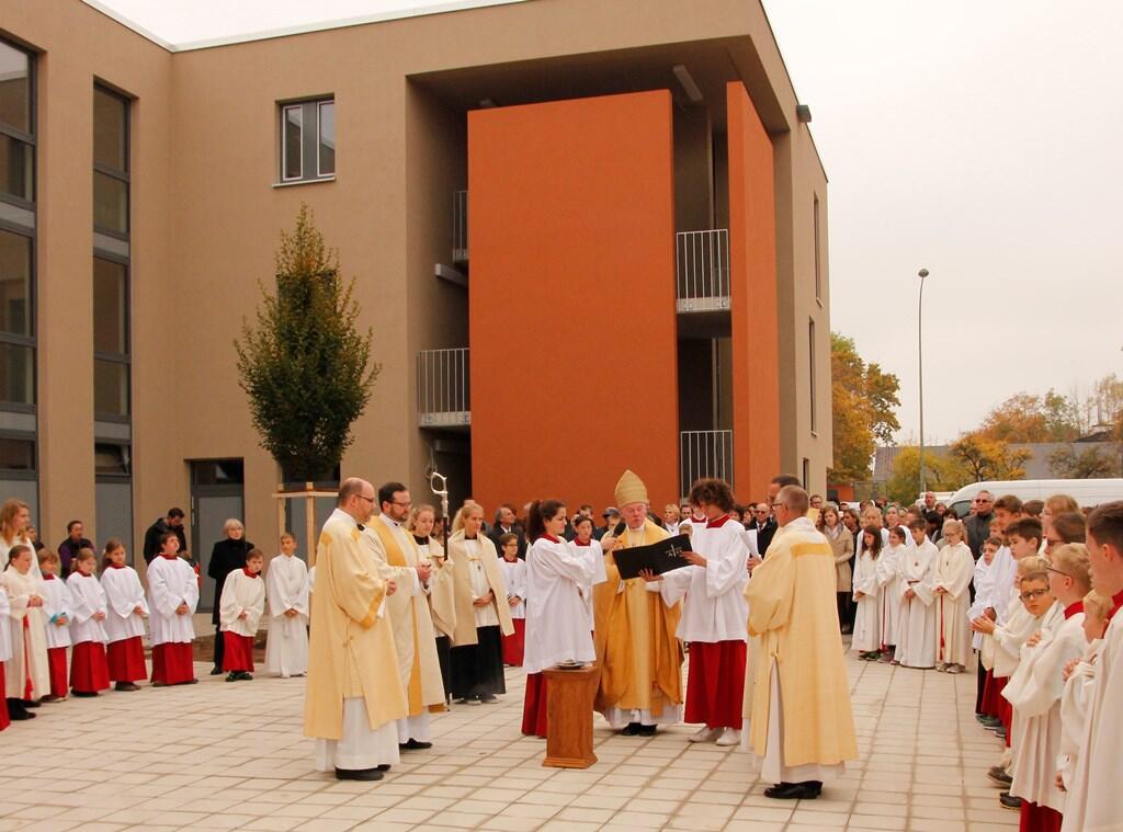 Weihbischof Dr. Dr. Anton Losinger segnete die Gebäude rund um den Königsbrunner Kirchplatz, in denen die verschiedenen kirchlichen karitativen Dienste und Angebote unterkommen. Foto: Caritas. 