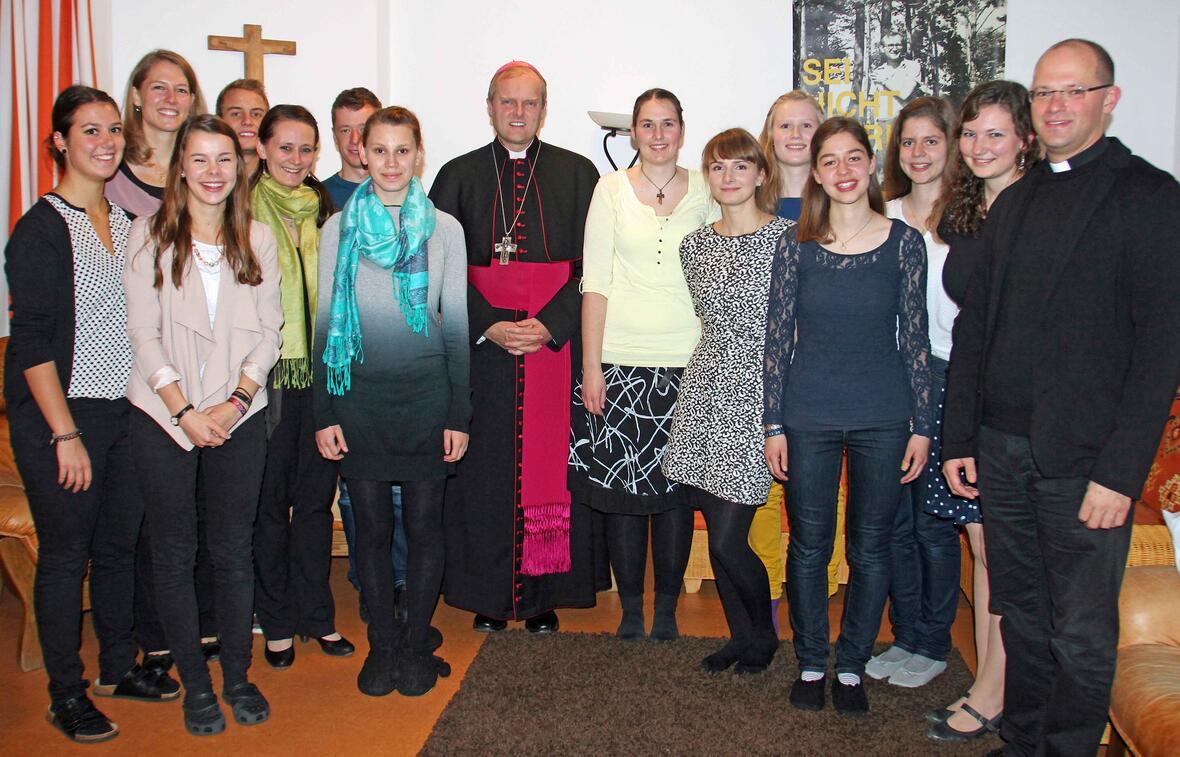 Weihbischof Florian Wörner eröffnet den zweiten Basical-Kurs. Dieser wird organisiert von Diözesanjugendpfarrer Domvikar Dr. Florian Markter und den beiden Basical-Referentinnen Veronika Marton und Ulrike Zengerle. (Foto: Basical)