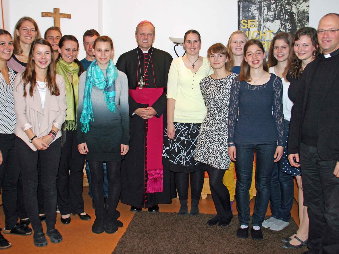 Weihbischof Florian Wörner eröffnet den zweiten Basical-Kurs. Dieser wird organisiert von Diözesanjugendpfarrer Domvikar Dr. Florian Markter und den beiden Basical-Referentinnen Veronika Marton und Ulrike Zengerle. (Foto: Basical)