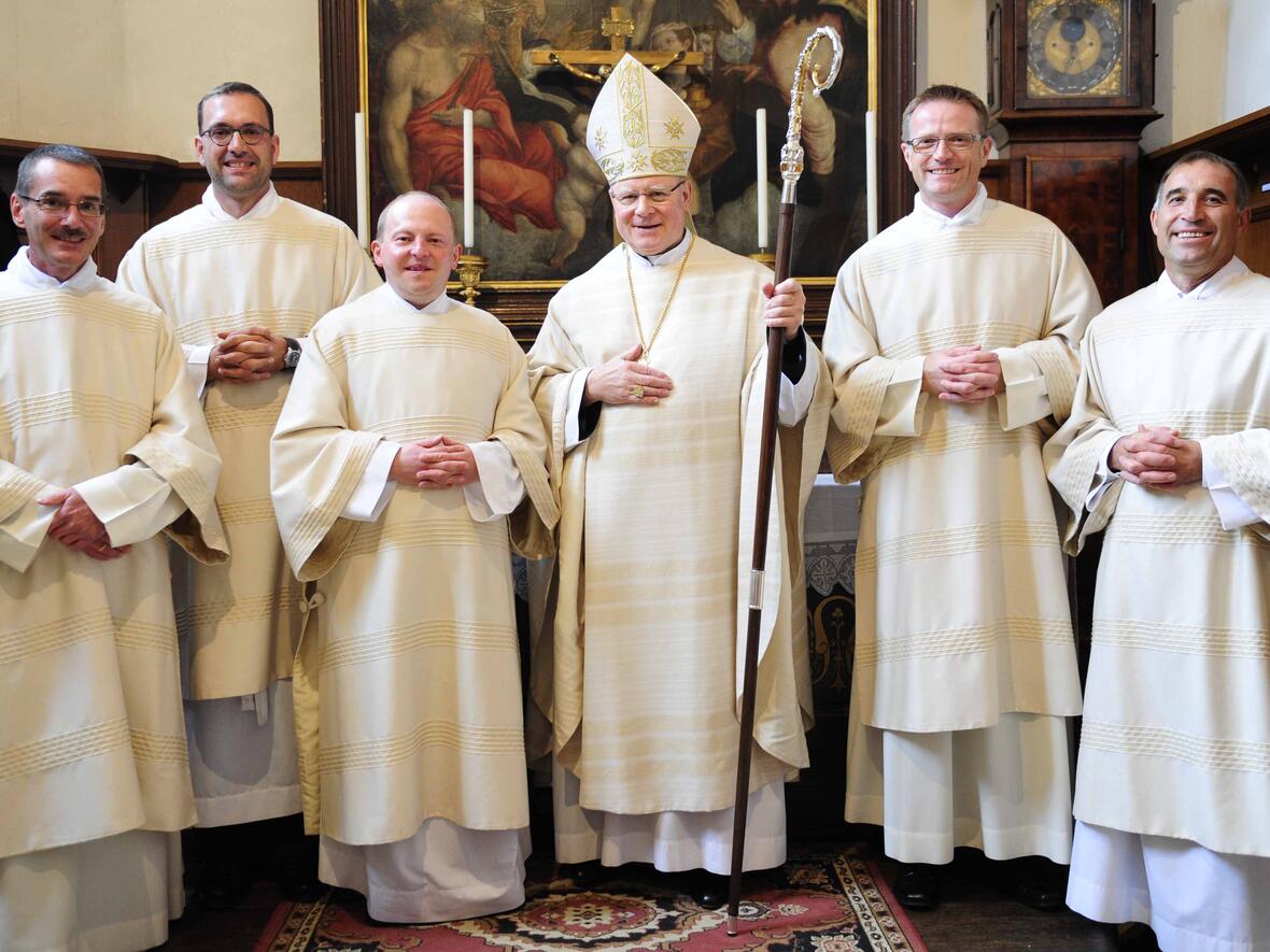 Christian Reisacher, Bernhard Hölzle, Armin Pfänder, Bischof Dr. Konrad Zdarsa, Rainer Renk und Mathias Biberthaler (v.links).Foto: Maria Steber/pba.