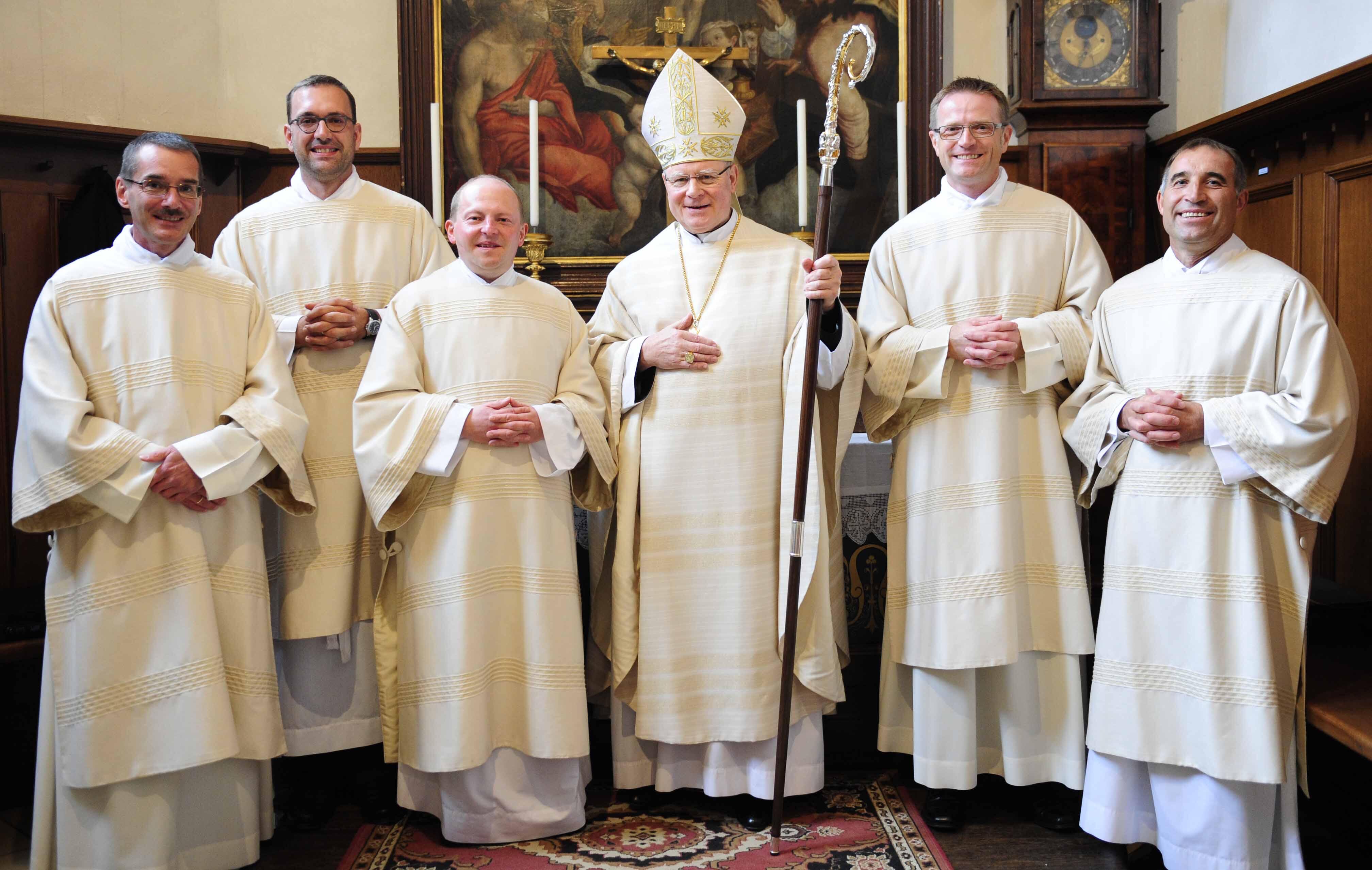 Christian Reisacher, Bernhard Hölzle, Armin Pfänder, Bischof Dr. Konrad Zdarsa, Rainer Renk und Mathias Biberthaler (v.links).Foto: Maria Steber/pba.